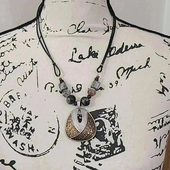 #19 set of 3 gold beaded geometric chain leaf necklaces - Picture 2 of 4